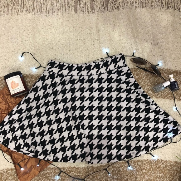 Decree Dresses & Skirts - 🖤Houndstooth Skater Skirt🖤